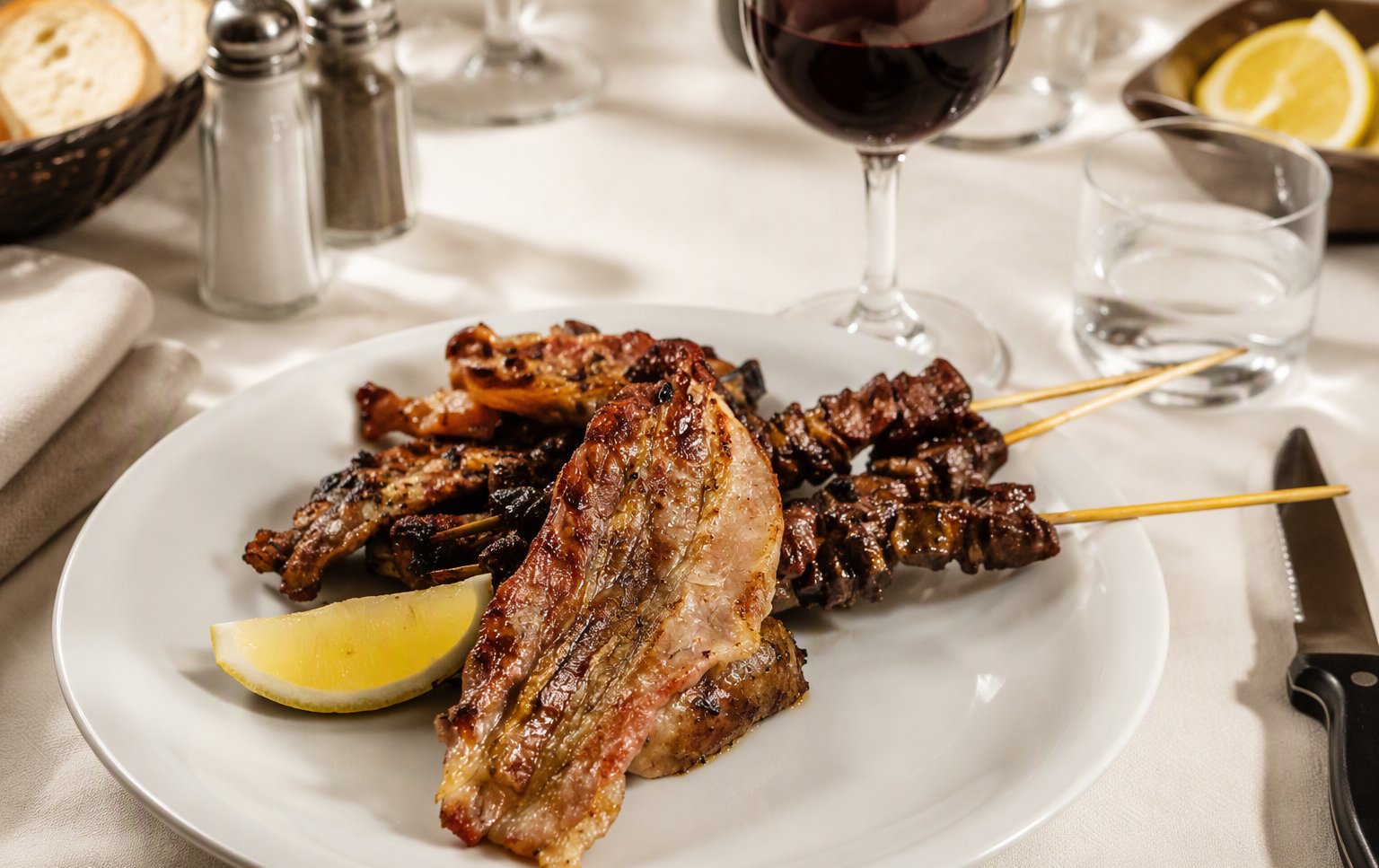 Gli arrosticini con la carne alla brace